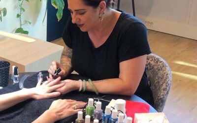 Nagelstyliste op kantoor, een verrassende boost voor je team!
