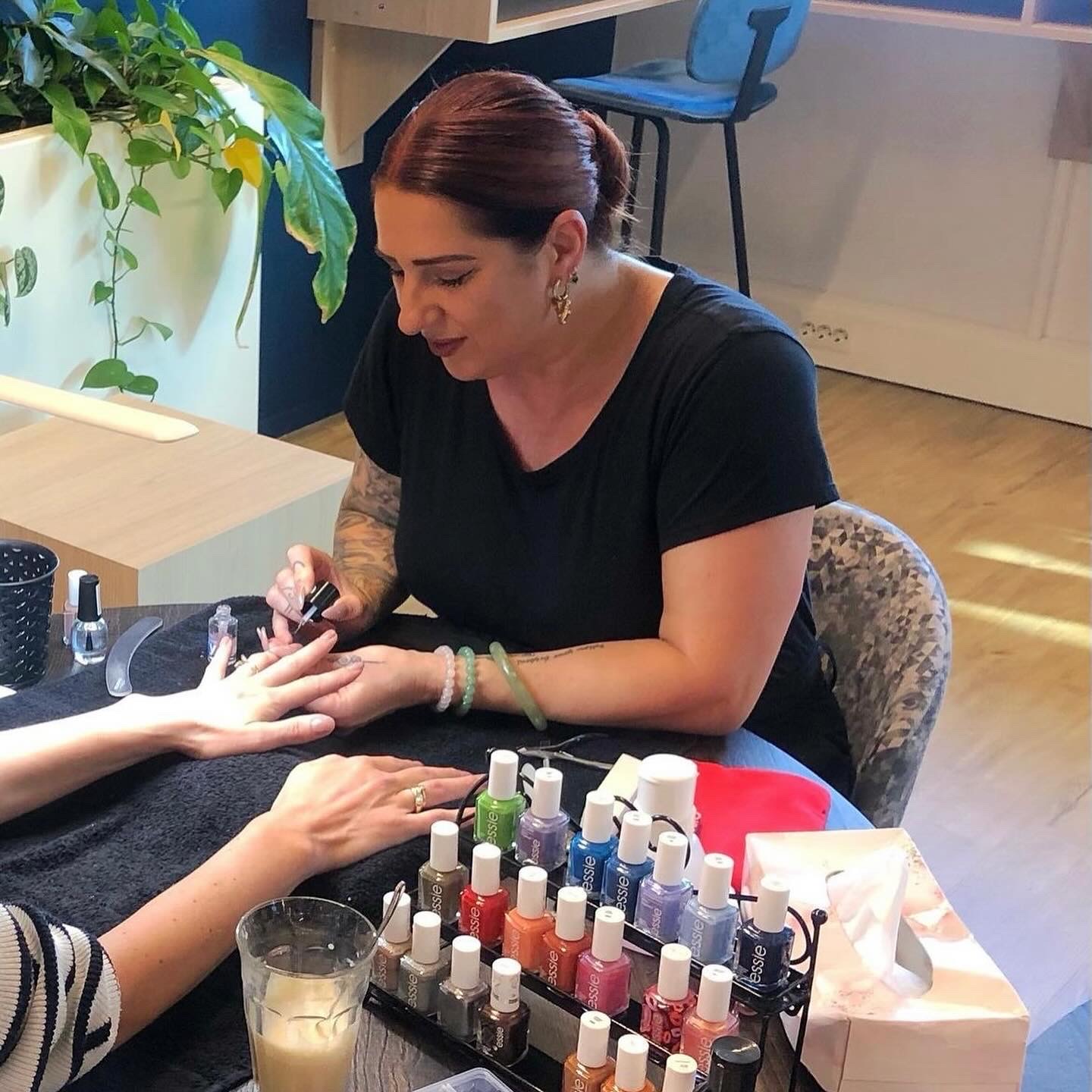 Nagelstyliste op kantoor