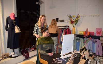 Visagiste of styliste in de winkel tijdens opening of feestdagen