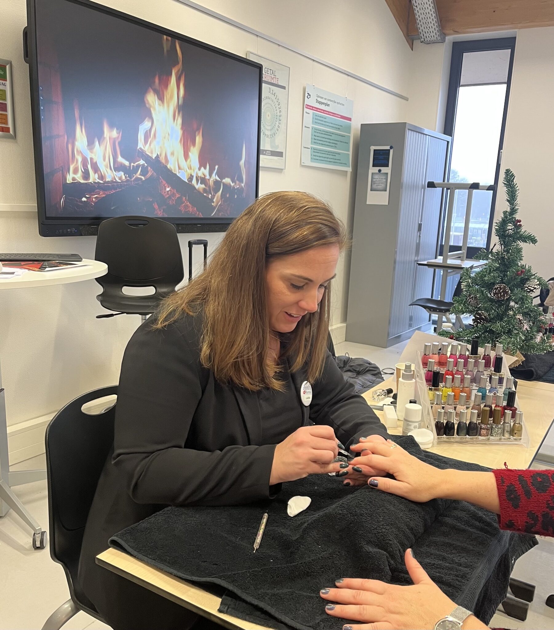Nagelstyliste op kantoor